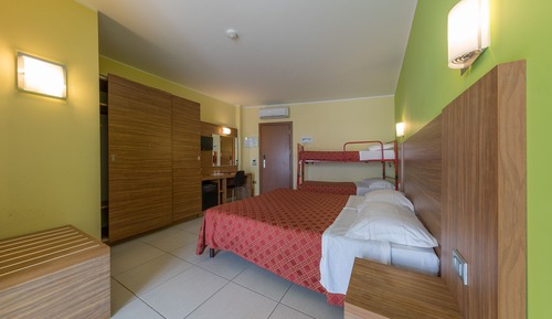 Habitación cuádruple estándar, vistas parciales al mar