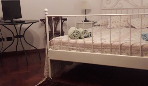 Habitación romántica doble, 1 cama doble, baño privado, vistas al jardín (Rossana)