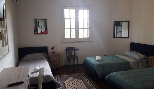 Habitación triple económica, varias camas