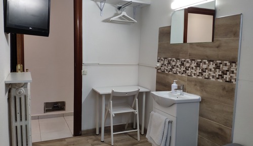Basic Single Room, Shared Bathroom