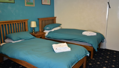 Habitación básica con 2 camas individuales