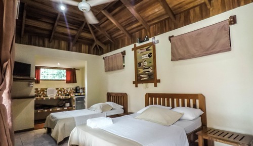 Bungalow Confort, varias camas, cocina básica, vistas al jardín