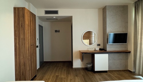 Habitación triple Deluxe, balcón, vistas parciales al mar