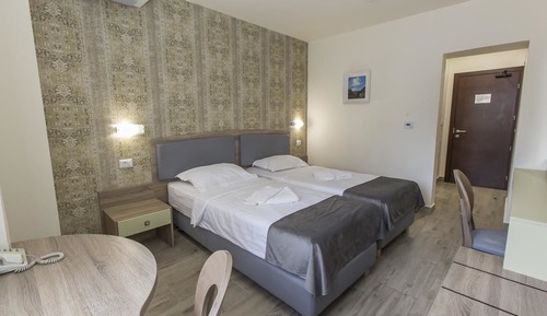 Habitación básica con 1 cama doble o 2 individuales