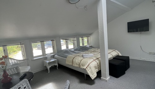 Habitación básica con 2 camas individuales, baño privado