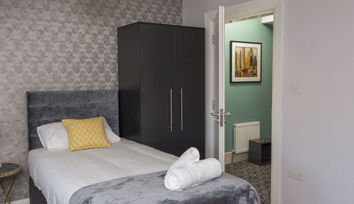 Suite familiar, baño privado (Entire top floor)