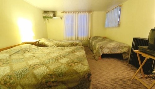 Full Size And Two Twin Room With Shared Bathroom (Pets not allowed)