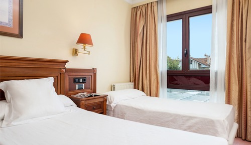Habitación básica con 2 camas individuales