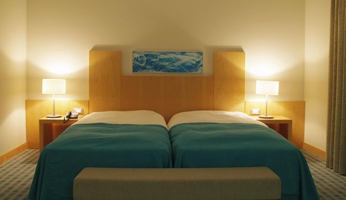Habitación con 1 cama doble o 2 individuales, vistas parciales al mar