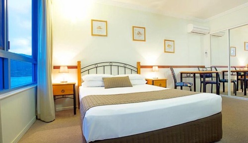 Suite, bañera de hidromasaje, vistas a la bahía