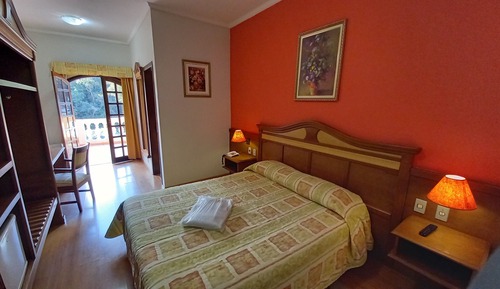 Habitación superior con 1 cama doble o 2 individuales