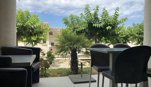 Estudio clásico, cocina básica, vistas al jardín
