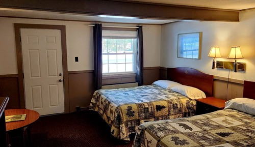 Habitación básica doble, 2 camas de matrimonio