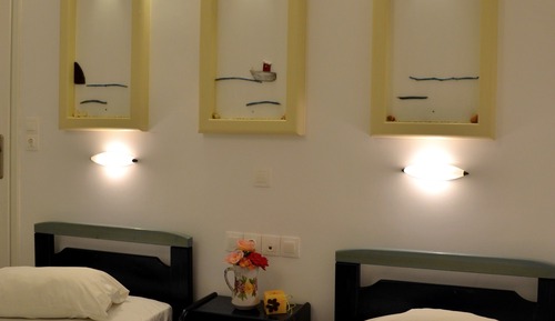 Habitación básica con 2 camas individuales, vistas al jardín