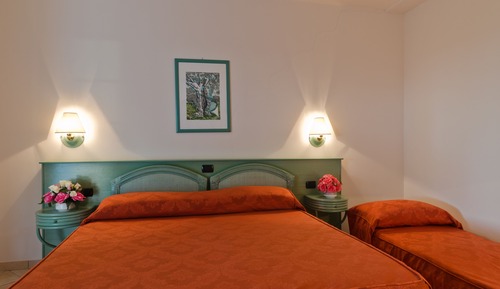 Habitación triple, acceso a la piscina