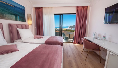 Habitación superior con 1 cama doble o 2 individuales, balcón, vistas al mar