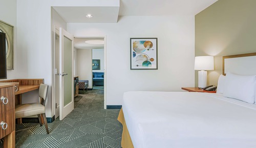 Habitación en esquina, matrimonial grande y sofá cama