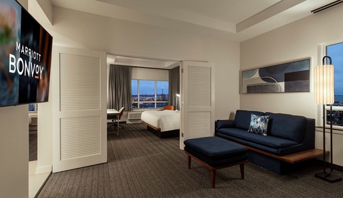 Suite, 2 habitaciones, en esquina (Mobility/Hearing Access, Roll-In Shwr)
