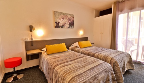 Habitación superior con 1 cama doble o 2 individuales, balcón