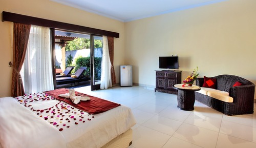 Villa familiar, 1 cama de matrimonio grande, vistas a la piscina, frente a la playa