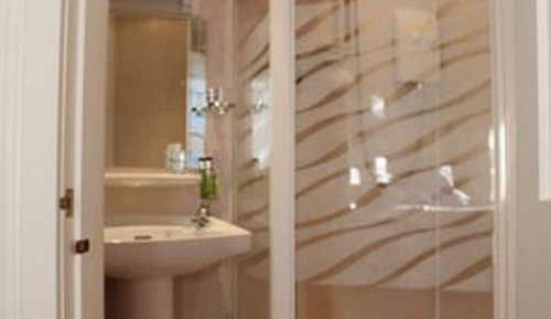Habitación con 1 cama doble o 2 individuales, baño privado
