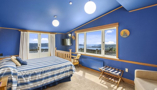 Lodge Queen Room (includes Entry to Castle & Gardens)