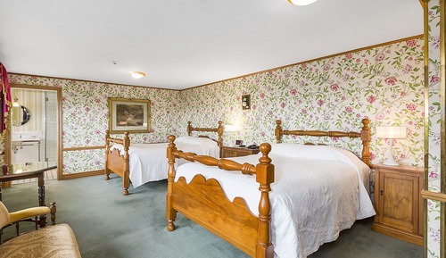 Large Lodge Queen Room (includes Entry to Castle & Gardens)