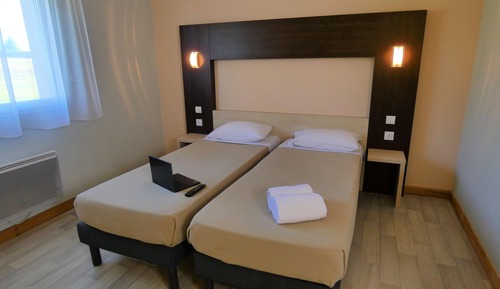 Habitación clásica con 2 camas individuales, baño privado, vistas al parque
