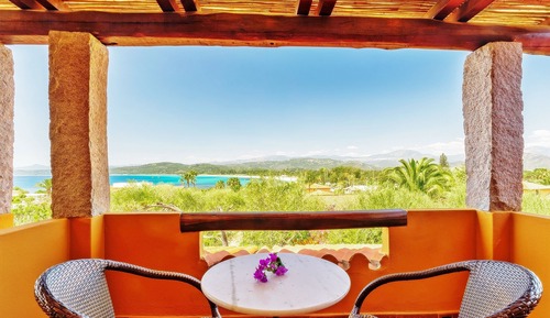 Habitación superior, vistas parciales al mar