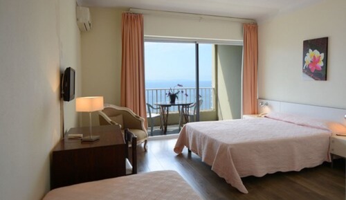 Habitación triple, vistas al mar