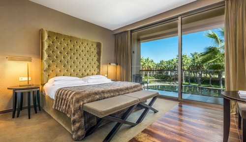 Habitación superior con 1 cama doble o 2 individuales, vistas al jardín