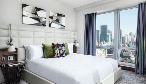 Suite, Acceso al salón del club (Empire State Penthouse)