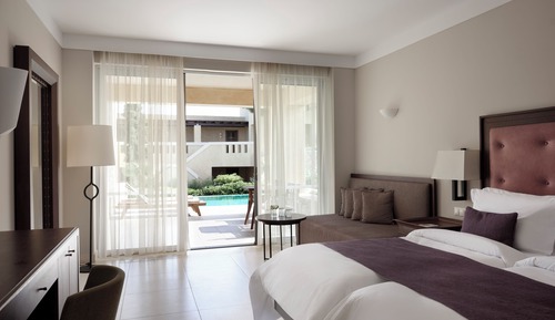 Habitación con 1 cama doble o 2 individuales, piscina privada
