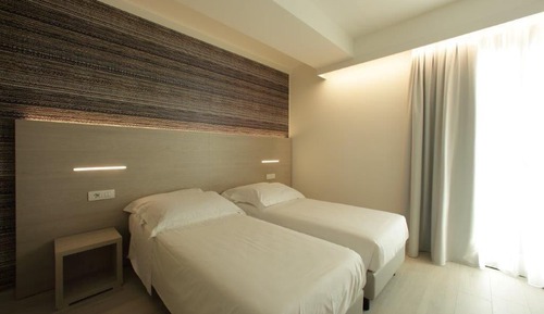 Habitación con 1 cama doble o 2 individuales, balcón, vistas parciales al lago