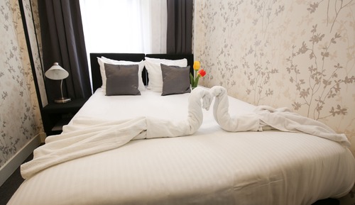 Habitación básica con 1 cama doble o 2 individuales, baño compartido