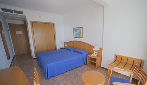 Habitación con 1 cama doble o 2 individuales, vistas parciales al mar
