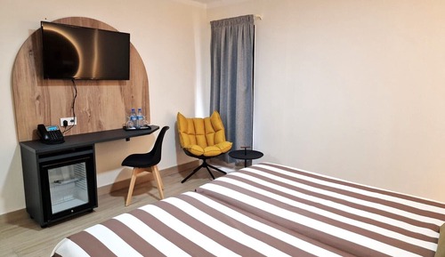 Habitación básica con 1 cama doble o 2 individuales