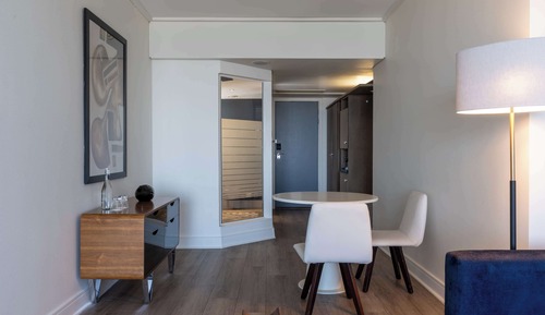 Suite junior, Acceso al salón del club