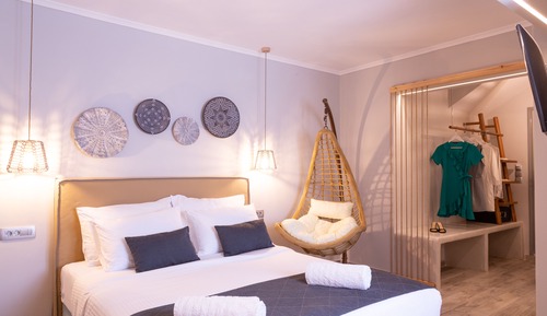 Suite, terraza, vistas parciales al mar