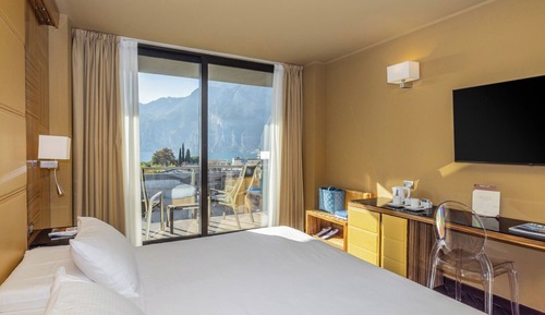Habitación doble superior, balcón, vistas al lago (Classic)