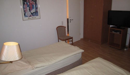 Habitación triple, en edificio anexo