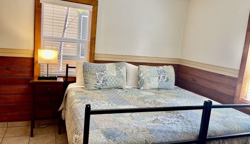 Cabaña familiar, 1 cama de matrimonio grande con sofá cama, baño privado (007 1BR 1Q)