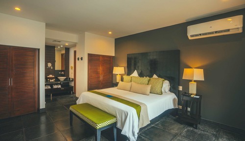 The Penthouse - Best Ocean Views - (# of bedrooms available depends on # of guests reserved)