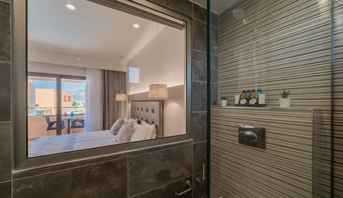 Habitación superior con 1 cama doble o 2 individuales