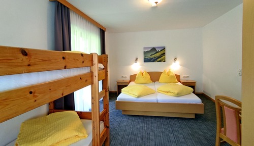 Habitación familiar doble (located in main- or neighbor house)