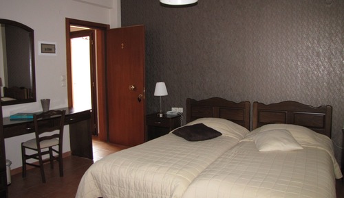 Habitación triple, vistas a la piscina (first floor)