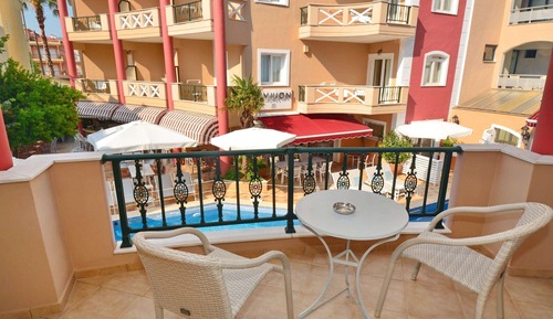 Habitación con 2 camas individuales, vistas a la piscina