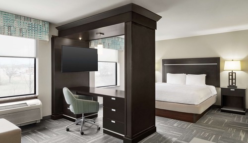 Estudio con cama matrimonial grande
