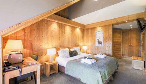 Habitación superior con 1 cama doble o 2 individuales (balneo)