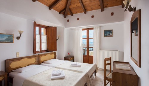 Habitación triple, vistas parciales al mar
